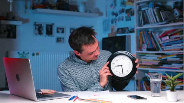 Un agente assicurativo mostra quanto velocemente il tempo sta andando . — Video Stock