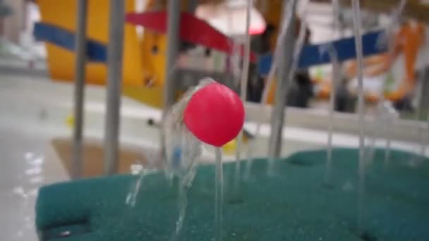 Bola roja se encuentra en una corriente de agua — Vídeo de stock