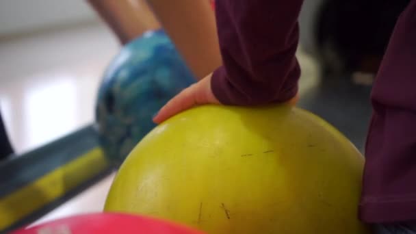 Anak-anak menyentuh bola bowling — Stok Video