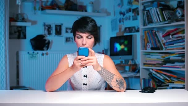 Dívka u stolu v kanceláři používá smartphone — Stock video