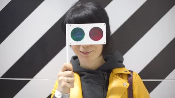 Chica jugando con gafas 3d sobre un fondo blanco negro — Vídeo de stock