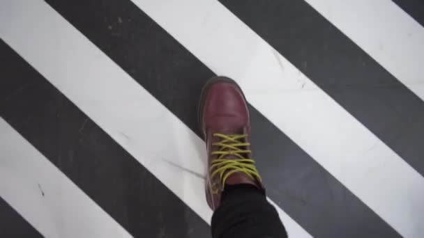 Nohy v červených botách jdou na černou a bílou podlahu — Stock video