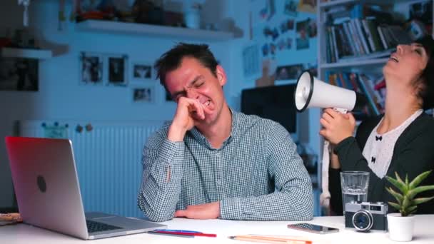 El jefe está sentado en el escritorio de la oficina, el empleado le grita al oído — Vídeos de Stock