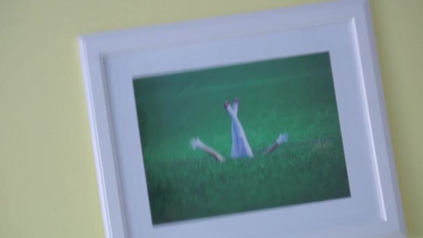 Ноги торчат из травяной картины на стене — стоковое видео