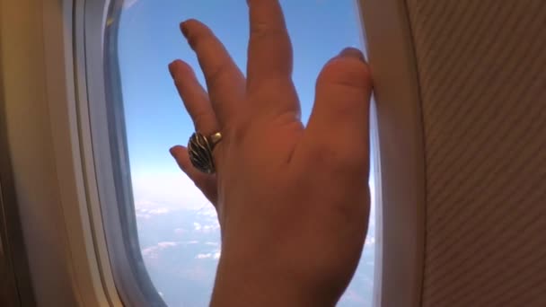Tangan dengan cincin di dekat jendela kapal — Stok Video
