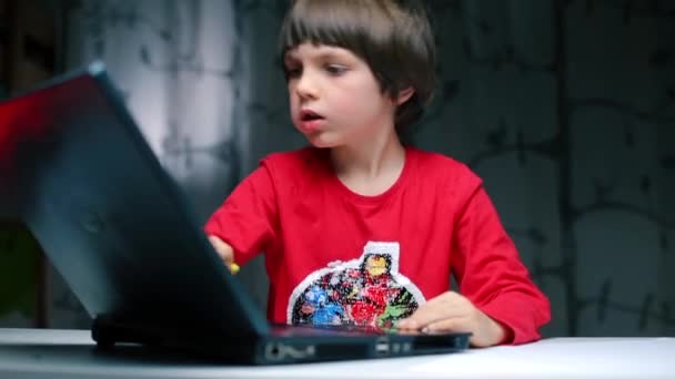 De jongen tekent met een potlood op een laptop monitor. — Stockvideo