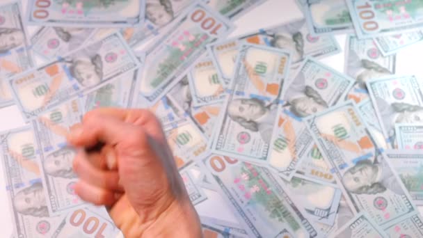 Close-up van een man hand tegen de achtergrond van ons dollars. — Stockvideo