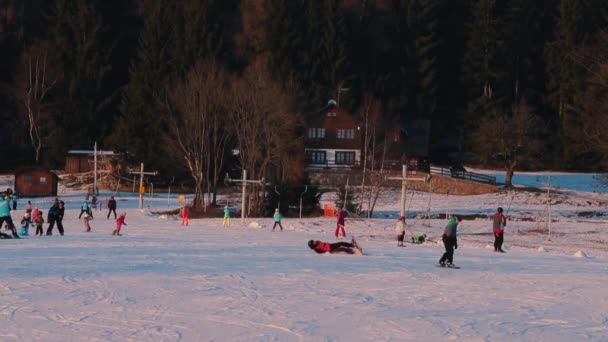 People go skiing and snowboarding in the snow in the mountains. — 비디오