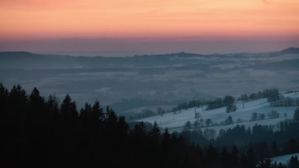 日の出前の山の日の出時の空の眺め. — ストック動画