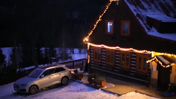 Mobil parkir dekat rumah di pegunungan saat matahari terbenam . — Stok Video