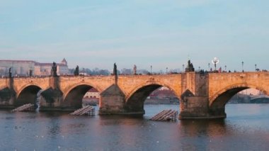 Prag 'daki eski köprünün panoramik görüntüsü.