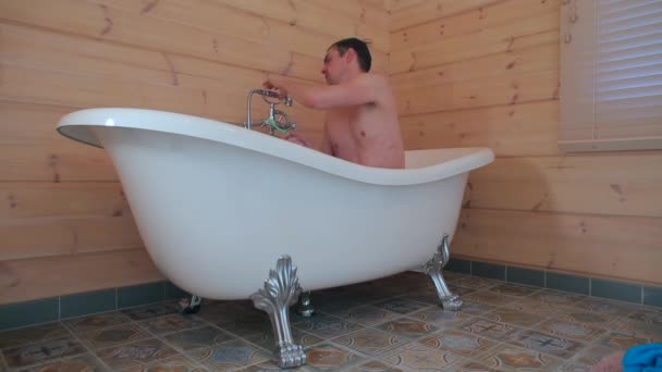 Un hombre de negocios responde a una llamada a una ducha . — Vídeos de Stock