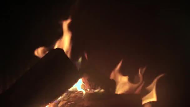 Primer plano del fuego en una caldera de calentamiento de agua. La caldera funciona con combustible sólido, madera . — Vídeos de Stock