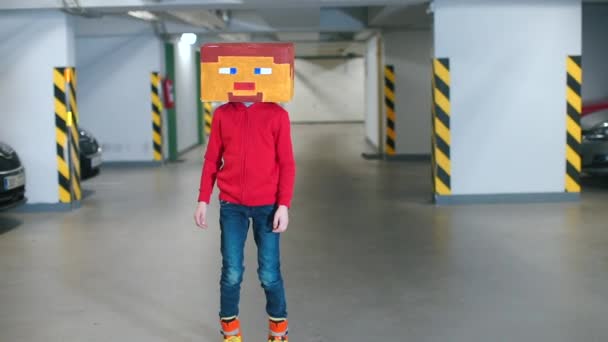 Мальчик в маске на голове едет на подземной парковке на роликовых лыжах . — стоковое видео