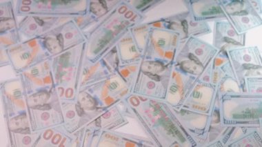 El, arka plandaki dolarlarla müziği birbirine çarpıyor..