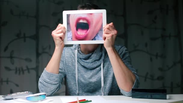 Schermo della tavoletta su cui un uomo canta una canzone . — Video Stock