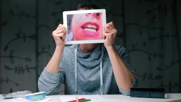 Tablet-Bildschirm in den Händen eines Mannes. — Stockvideo