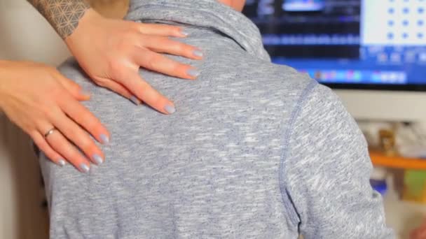 Close-up of hands doing back massage to a man. — Stock Video