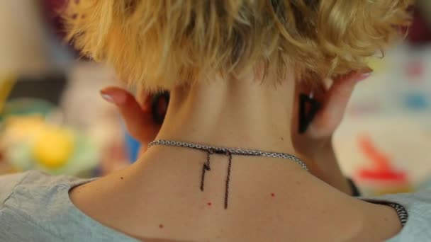 Nahaufnahme des Halses eines Mädchens mit blonden Haaren. — Stockvideo