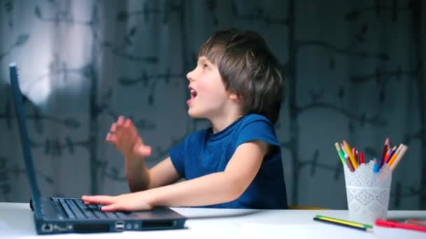 O menino bate com as mãos no teclado do laptop . — Vídeo de Stock
