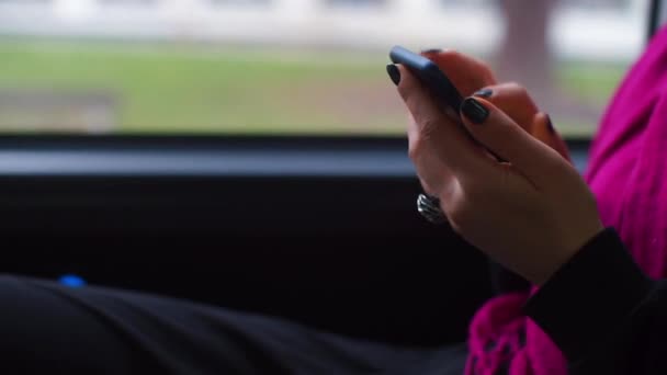 Gros plan d'un smartphone entre les mains d'une femme . — Video