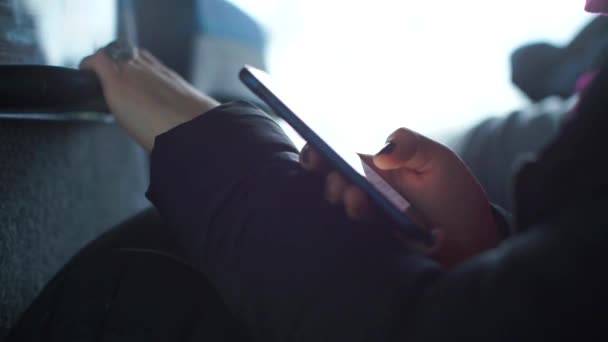 La fille utilise un smartphone dans un bus de transport public . — Video