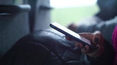 Cep telefonunun, toplu taşıma trenindeki bir kızın elinde olması..
