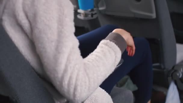 Chica sentada en un autobús se quita el vestido . — Vídeos de Stock