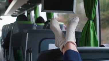 Toplu taşıma otobüsünde beyaz çoraplarla seyahat eden bacaklar. 