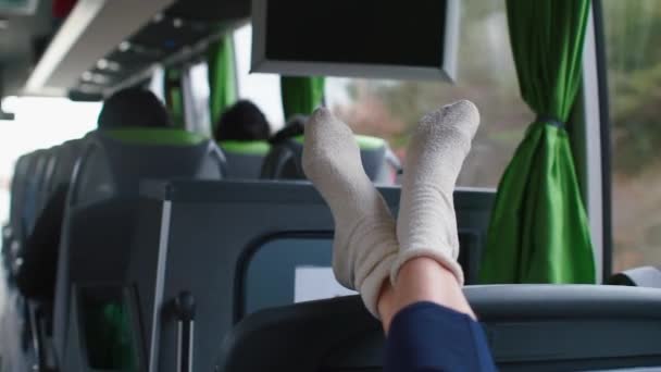 Ben i resor i vita strumpor i kollektivtrafik turistbuss. — Stockvideo