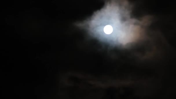 Primer plano del movimiento de las nubes sobre el fondo de la luna por la noche . — Vídeo de stock