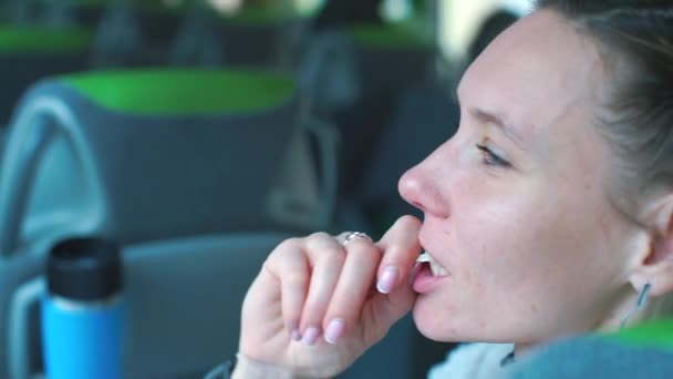 Μια νεαρή γυναίκα παίρνει τσίχλα από το στόμα της με τα χέρια της. — Αρχείο Βίντεο