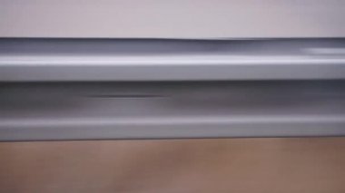 Otoyoldaki gri metal yonga makinesinin hareketlerinden oluşan bir arka plan.