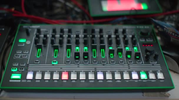Close-up dari mixer musik di studio rekaman . — Stok Video