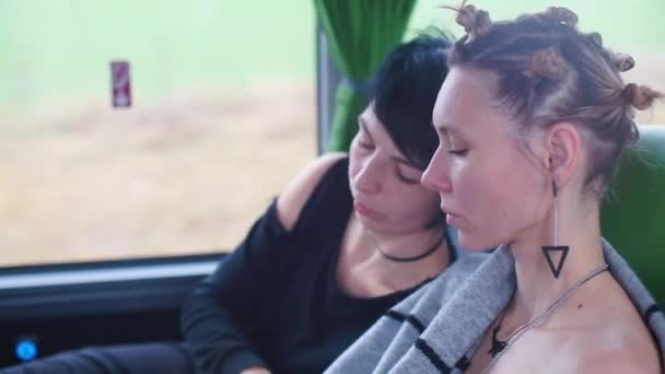 Lesbiska sitter i en turistbuss. — Stockvideo