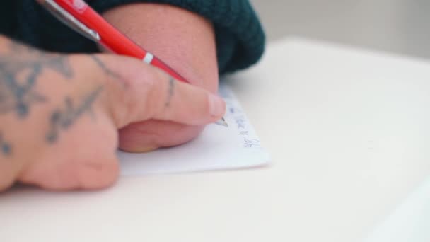 Gros plan sur les processus anatomiques d'une personne handicapée écrit du texte sur papier .