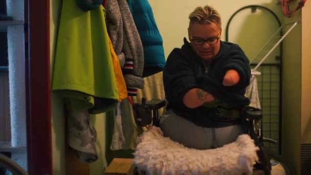 Femme handicapée change de vêtements à la maison . — Video