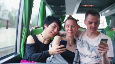 Lgbt ailesi bir turist otobüsünde yolcu koltuğunda seyahat ediyor..