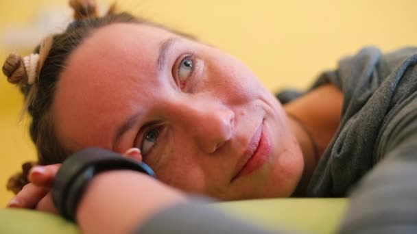 Închiderea unei fețe de femeie întinsă pe un pat . — Videoclip de stoc