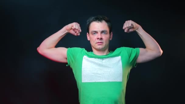 Portrait d'un homme avec une estime de soi problématique. Homme montrant des biceps . — Video