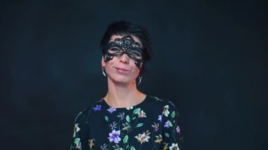 Maskeli bir kadın elinde mısır şeklinde plastik bir seks oyuncağı tutuyor..