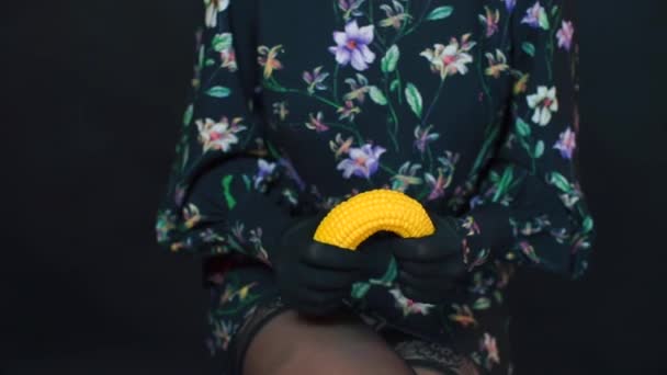 性爱玩具的特写在一个多明哥女人手里 — 图库视频影像