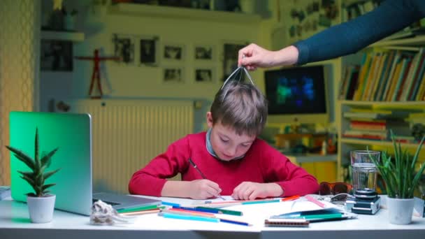Дитина виконує завдання за столом у школі . — стокове відео