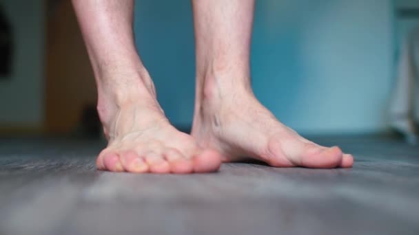 Primer plano de los pies masculinos de pie en el suelo — Vídeos de Stock