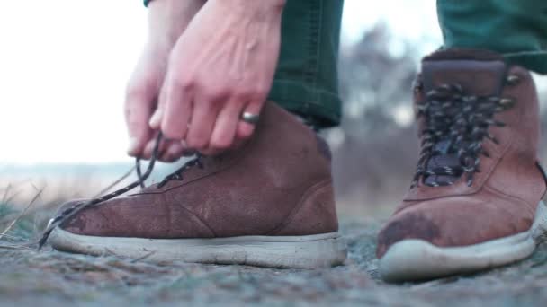 En närbild av en resenär händer i en spets på en sko. — Stockvideo