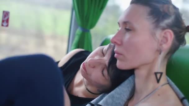 Duas mulheres montam um ônibus turístico . — Vídeo de Stock