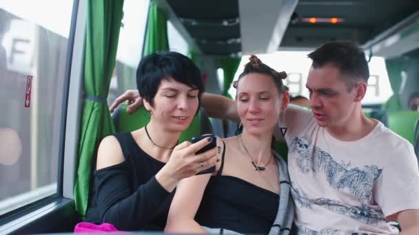 Концепция свингера. Муж и жена и третий партнер путешествуют на автобусе . — стоковое видео
