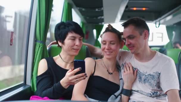 Família LGBT monta um ônibus turístico . — Vídeo de Stock