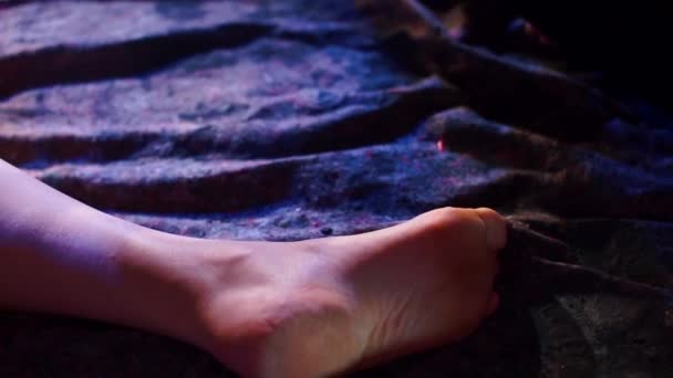 En kvinnas ben står på scenen i mörk färg.. — Stockvideo