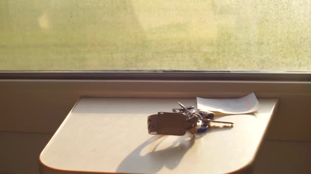 Närbild av nycklar och biljett på ett tågbord. — Stockvideo